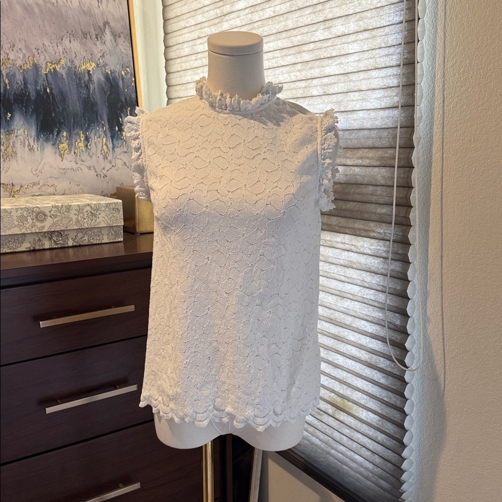 White Everleigh Sleeveless Mock Neck Lace Top. Size XS